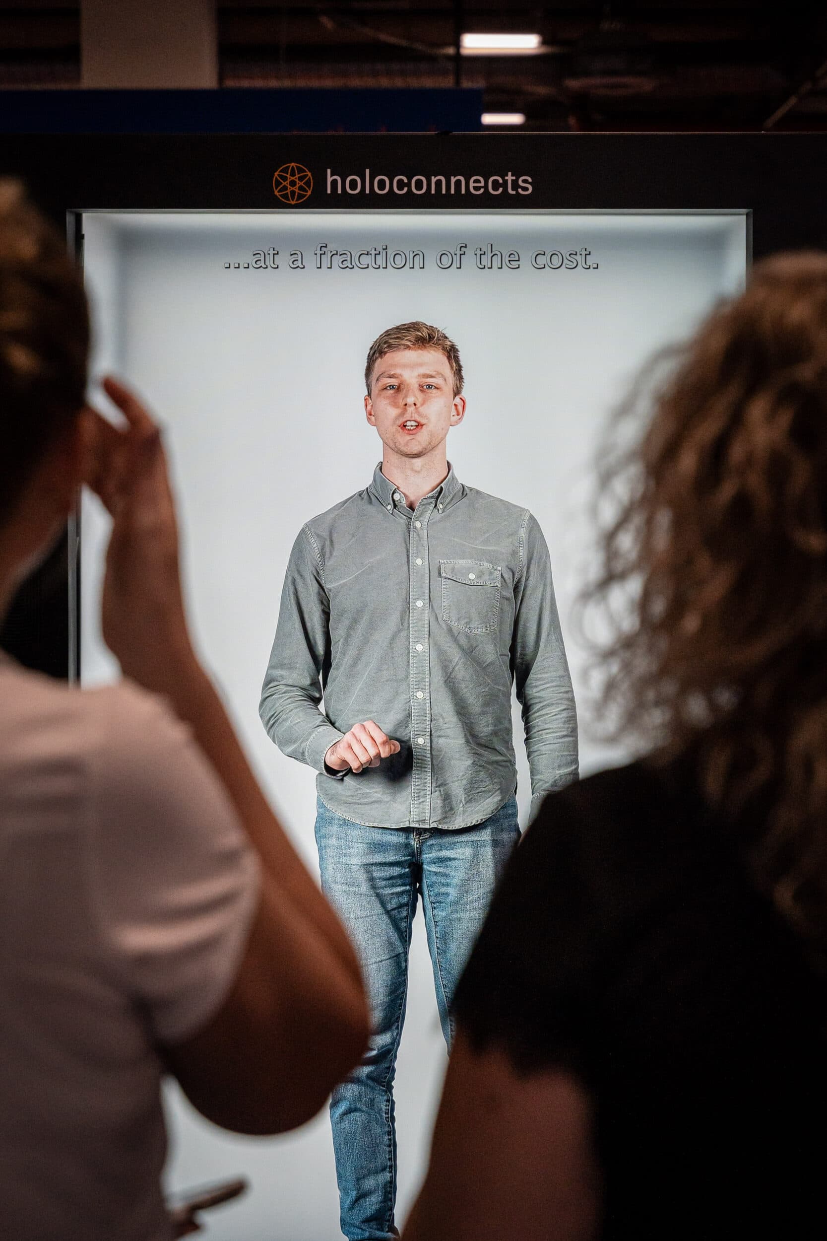 Een Holobox-presentatie op een drukbezochte beursvloer.