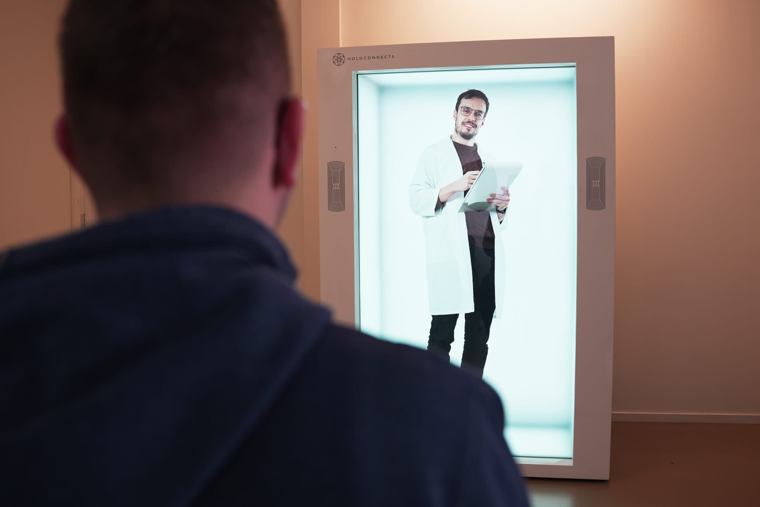 Een levensecht telehealth-hologram in een zorgomgeving.