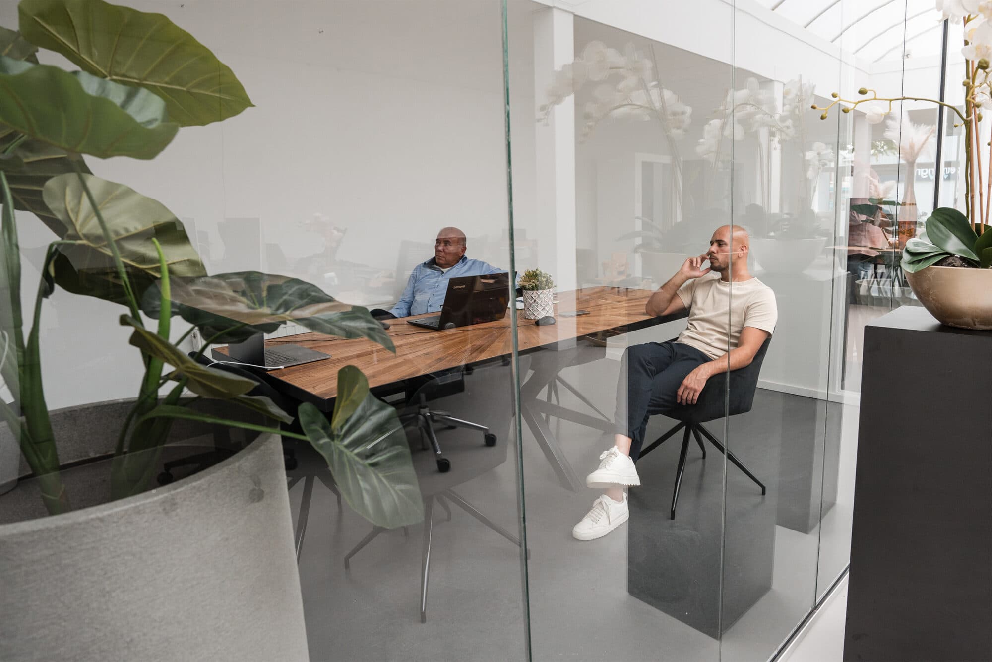 Een Holoconnects-collega werkt aan een Holobox.