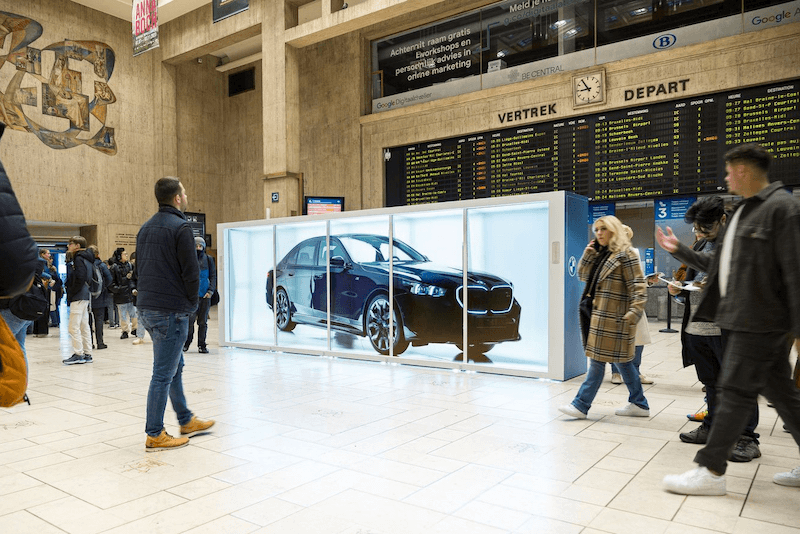Bezoekers bekijken de Holobox op CES 2024.