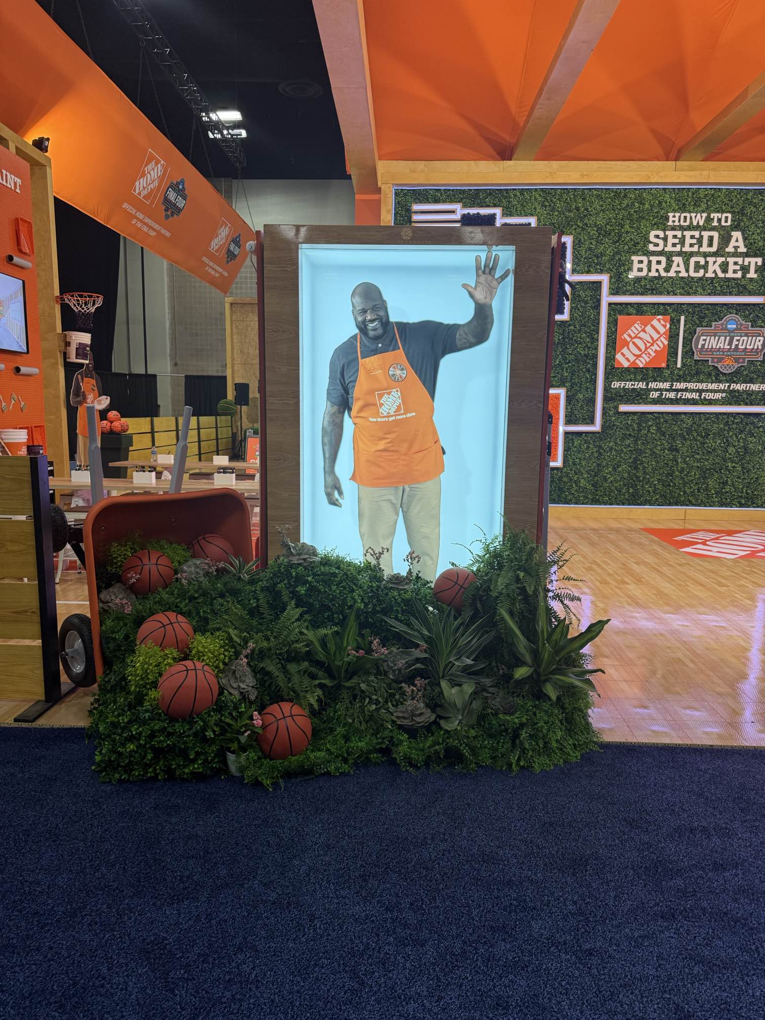 Een levensgroot hologram van Shaquille O'Neal in de Holobox.