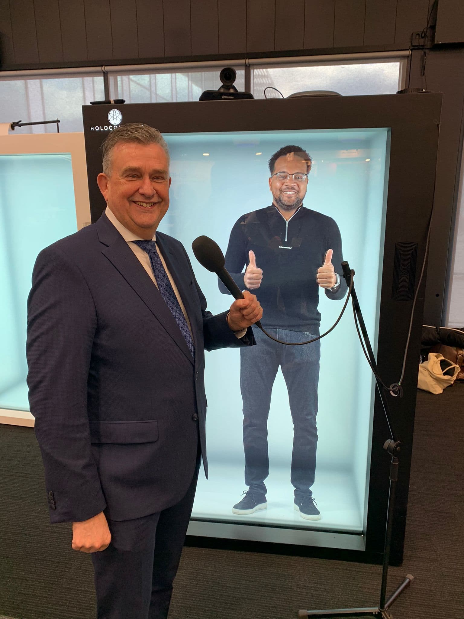 Een holografische spreker op een podium.