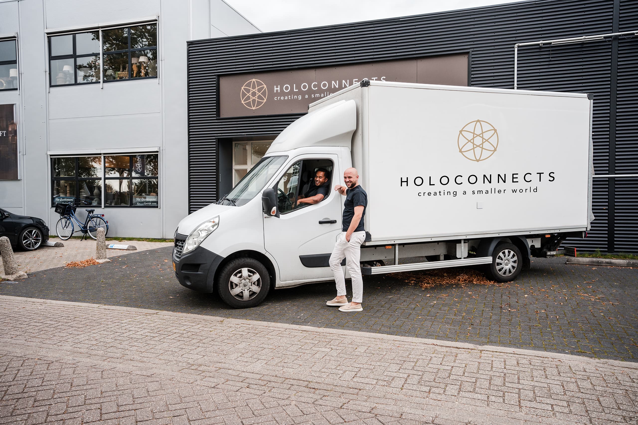 Een Holoconnects partner presenteert de Holobox aan een klant.