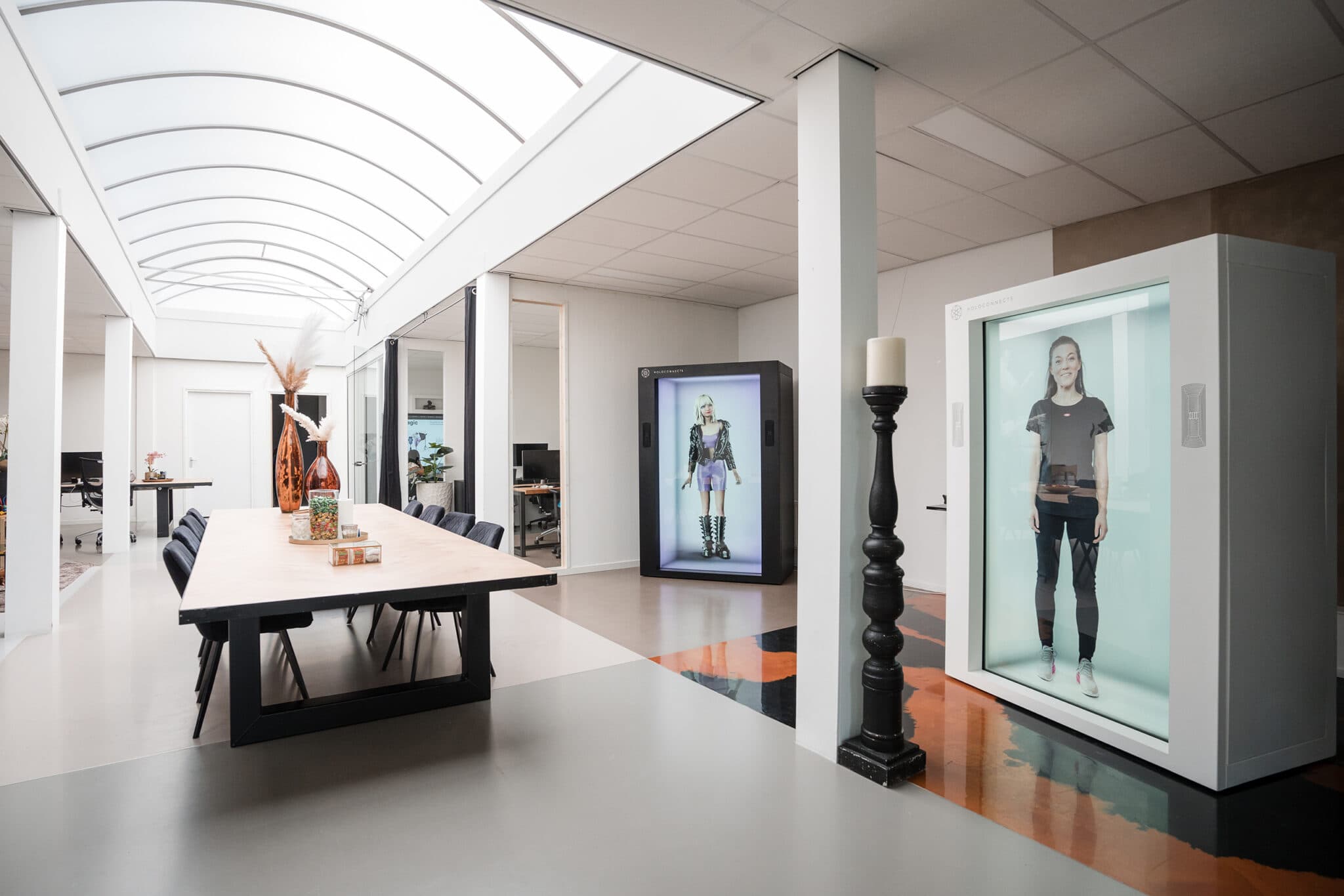 Een Holoconnects verkooppartner demonstreert de Holobox.