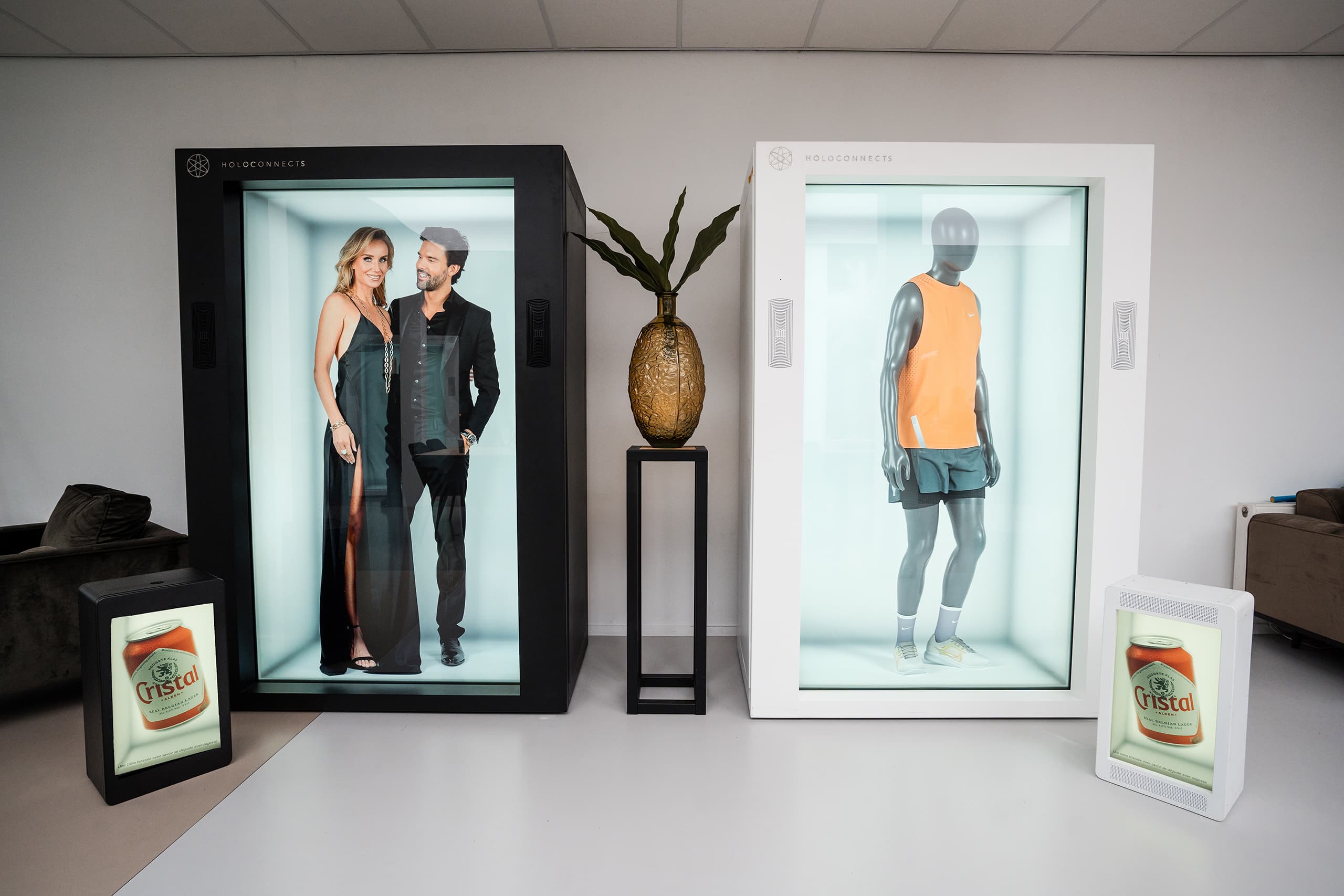 Holoconnects partners installeren een Holobox op locatie.
