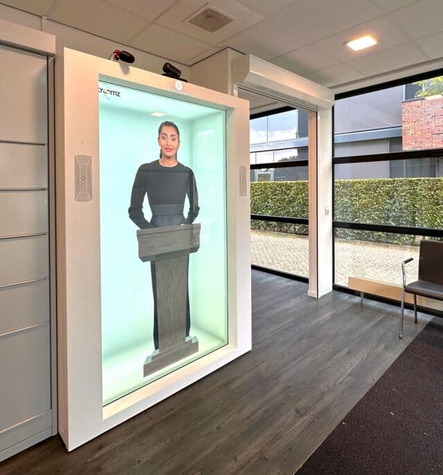 Een Holobox-apotheker helpt patiënten bij een Stroomz-apotheek.