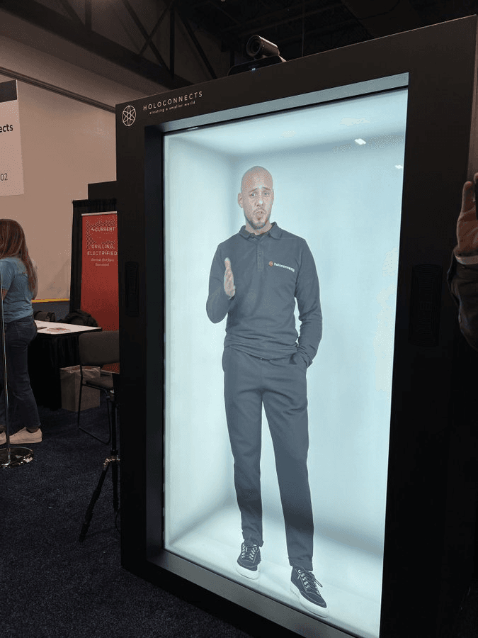 Andre Smith als levensgroot hologram in de Holobox tijdens CES Unveiled 2024.