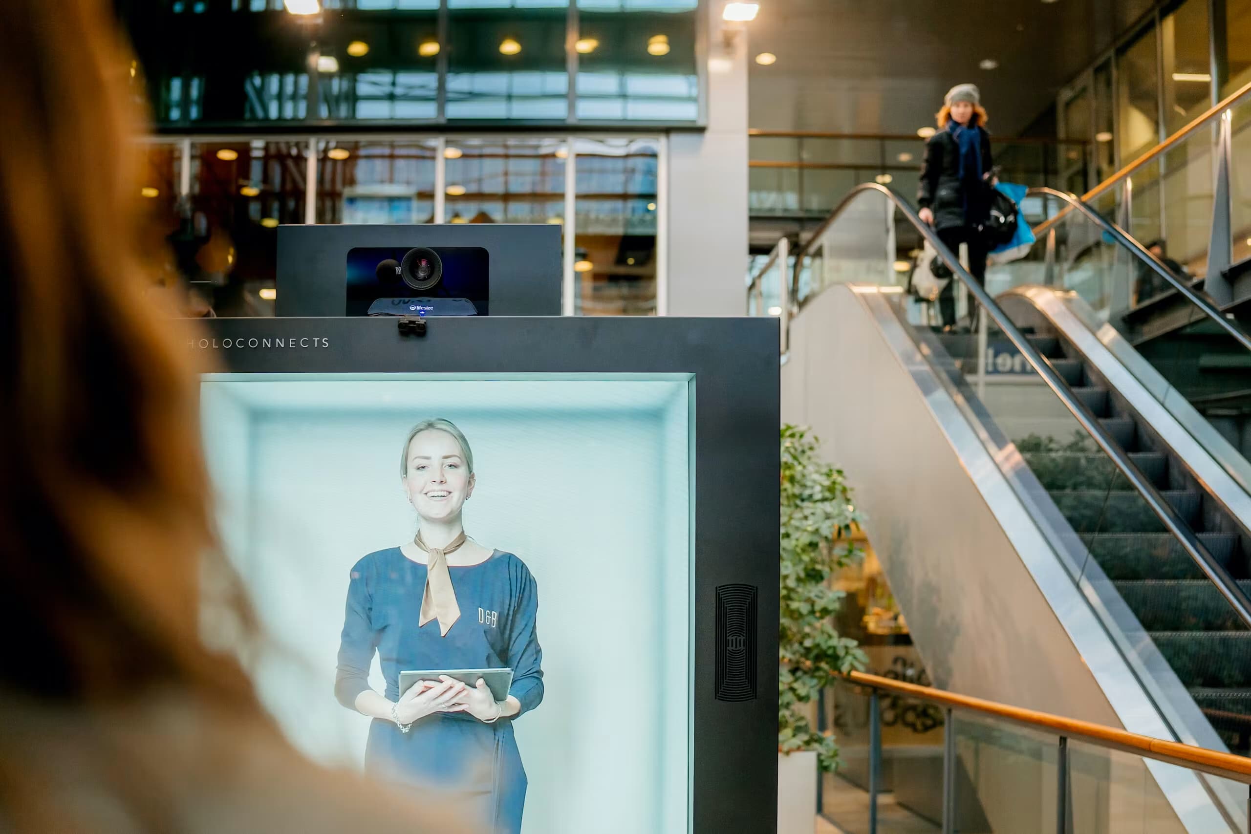 Een holografische gastvrouw verwelkomt gasten live via de Holobox.