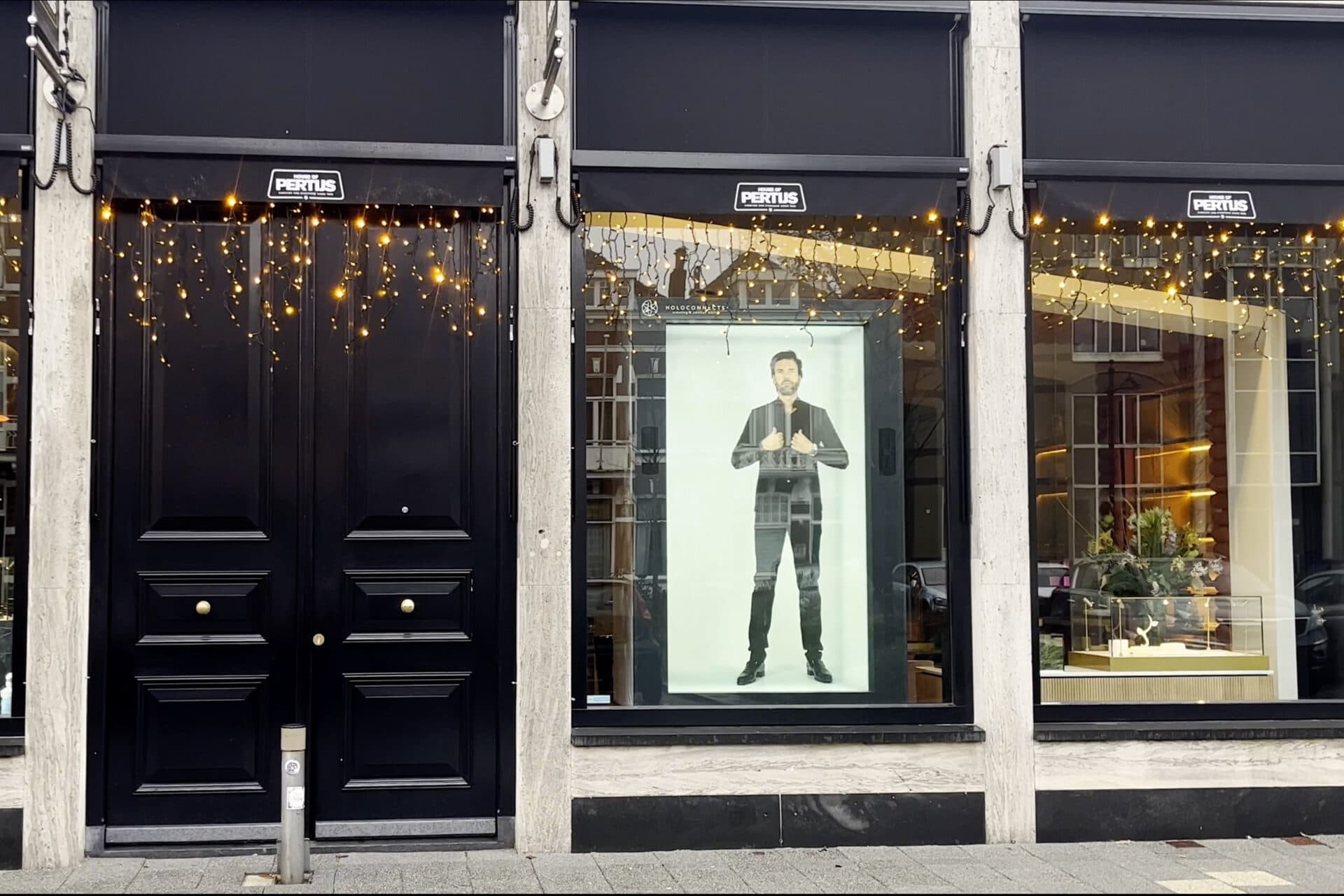 Holobox bringing a product to life in a retail setting